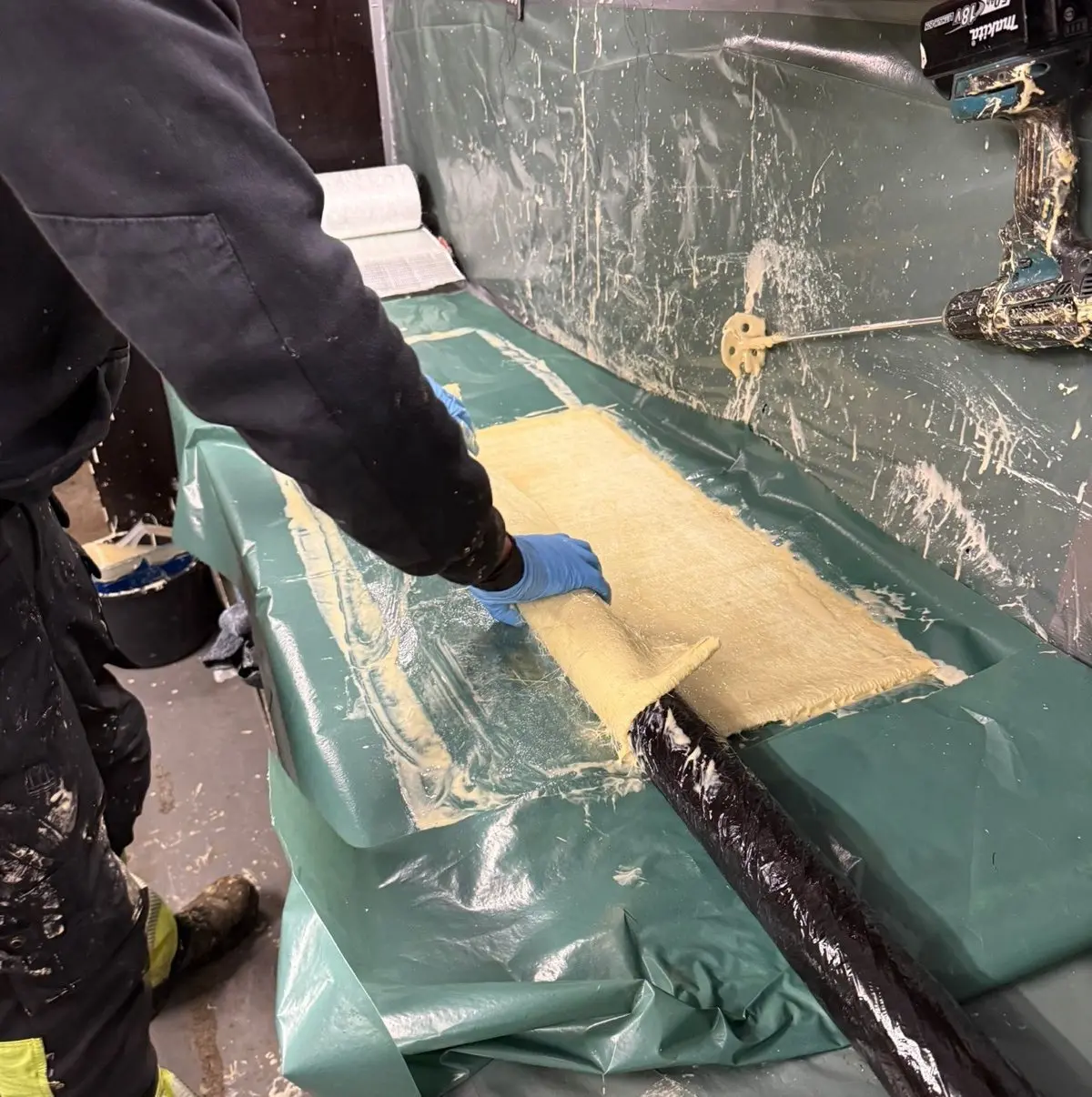 Aufbringen von Kurzlinermatte auf Packer Aufbringen von Kurzlinermatte auf Packer